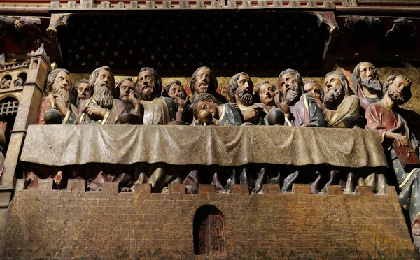 在圣母大教堂内错综复杂的雕刻和彩绘 描绘了基督的最后超级 联合国教科文组织世界遗产在法国巴黎 — 图库照片