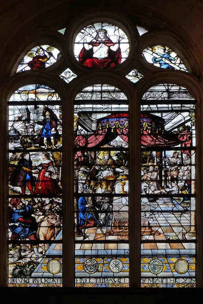 教会のステンド グラスの窓を示しています 寓話のこれらの招待結婚披露宴 エティエンヌ モン教会 フランス — ストック写真