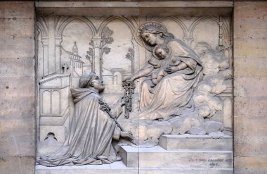 Theodore Charles Gruyere, Saint Thomas Aquinas Paris, Fransa'da portal üzerinde kabartma tarafından Saint Dominic tespih veren bakire 