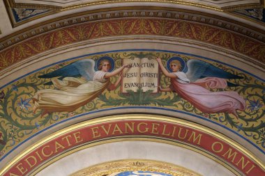 Romain Cazes, Paris, Fransa St Francis Xavier'ın kilisede sunak üzerinde kemer tarafından İncil'e kitabı destekleyen iki melek 