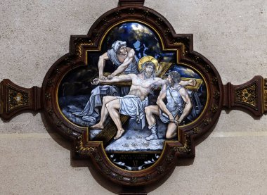 11 istasyonları haç, çarmıha germe: İsa'nın Haç, Paris, Fransa, St Francis Xavier'ın kilisede çivilenmiş 
