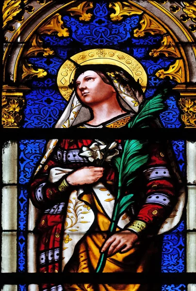 聖クリスティーナは フランスで聖クロチルドの大聖堂のステンド グラスの窓 — ストック写真