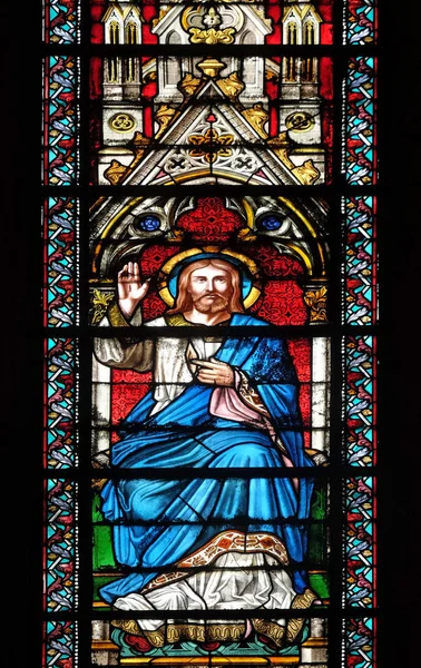 キリストの祝福 フランスで聖クロチルドの大聖堂のステンド グラスの窓 — ストック写真