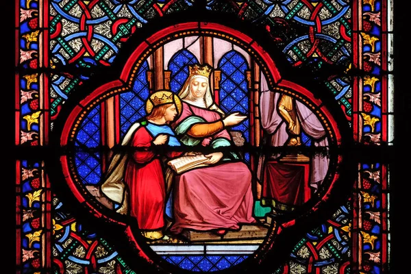 ブランシュ カスティーユ フランスで聖クロチルドの大聖堂のステンド グラスの窓によって聖者ルイの教育 — ストック写真