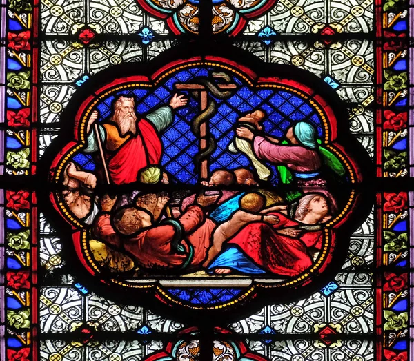 はりつけの原型 フランスで聖クロチルドの大聖堂のステンド グラスの窓の真鍮の蛇の展示 — ストック写真
