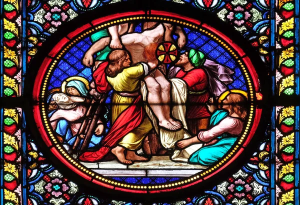 フランスのパリで聖クロチルドの大聖堂でクロス ステンド グラスの窓から蒸着 — ストック写真