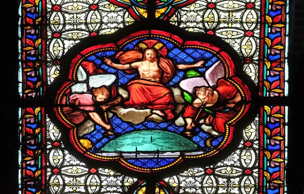基督祝福 在法国巴黎圣克洛蒂尔德大教堂彩绘玻璃窗口 — 图库照片