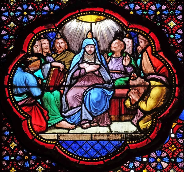 聖霊降臨祭 ステンド グラスの窓 パリの聖クロチルドの大聖堂での降下 — ストック写真