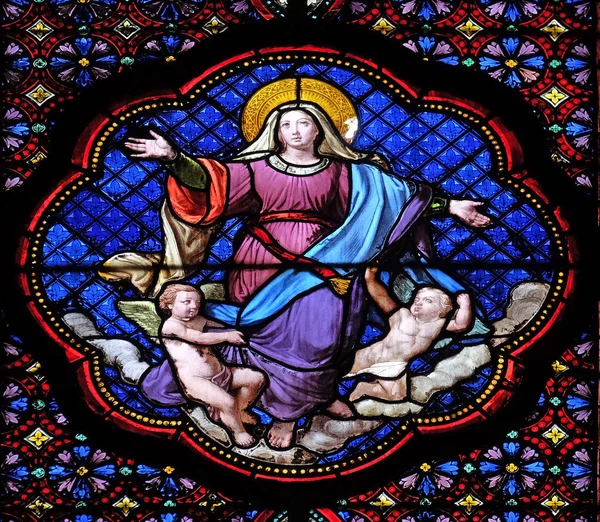 假设圣母玛利亚 彩绘玻璃窗口在圣克洛蒂尔德在巴黎 — 图库照片
