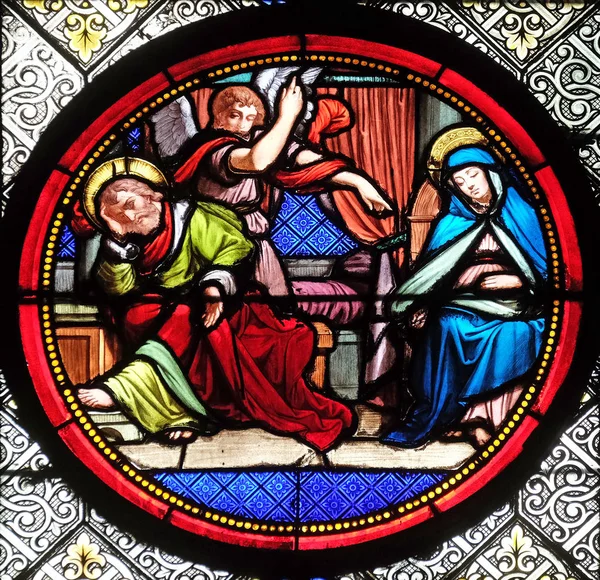 聖ヨセフの最初の夢 フランスで聖クロチルドの大聖堂のステンド グラスの窓の操作の啓示 — ストック写真