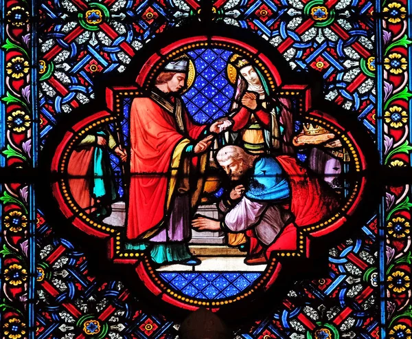 Clovisin Kaste Ranskan Ensimmäinen Kristitty Kuningas Lasimaalaus Saint Clotilden Basilikassa — kuvapankkivalokuva