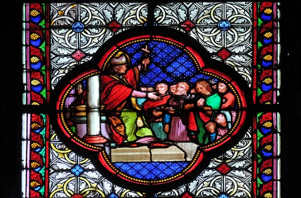 Remi 在法国巴黎圣克洛蒂尔德大教堂彩绘玻璃窗口 — 图库照片