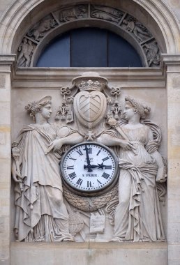 İki muses arması Kardinal Richelieu, Paris, Fransa'da Sorbonne Saint Ursule Şapeli'nın tepesinde saat destek