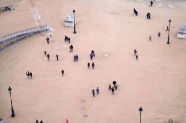 İnsanlar etrafında Jardin Des Tuileries Paris, Fransa, yürüyen