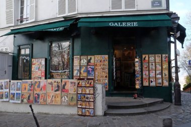 Montmartre Galeri Satılık eski sanat yazdırır. Turistler, Paris, Fransa Satılık görüntülenen resim sergisi arıyoruz 