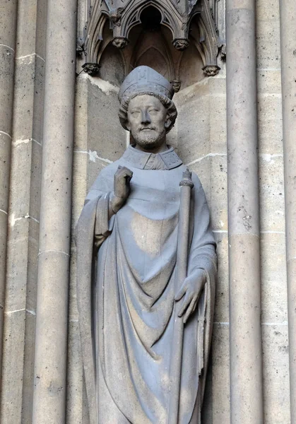 是第一个摩里日主教 在巴黎圣克洛蒂尔德大教堂门户上的雕像 — 图库照片