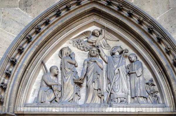在法国巴黎圣克洛蒂尔德大教堂入口的低音浮雕 — 图库照片