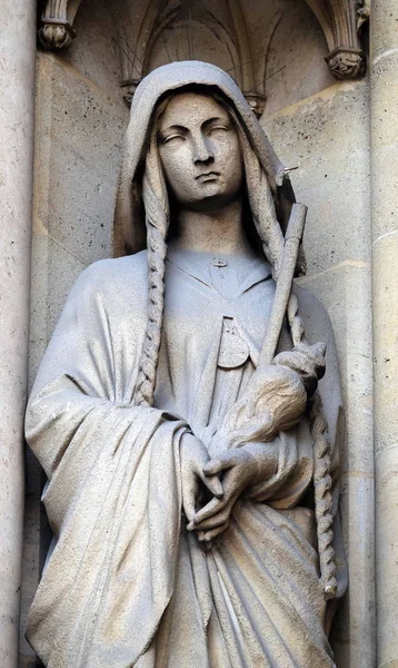 聖ジュヌヴィエーヴ フランスで聖クロチルドのバシリカのポータル上の像 — ストック写真