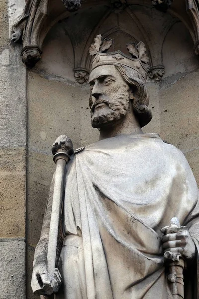 在法国巴黎圣克洛蒂尔德大教堂的门户上 第一位法兰克国王的圣克洛维斯雕像 — 图库照片