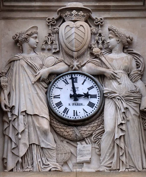 つのミューズ サポート枢機卿リシュリュー フランスのソルボンヌ大学の礼拝堂の聖 Ursule ファサードの紋章によって越えられる時計 — ストック写真