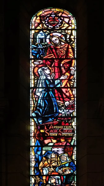 从圣玛格丽特的生活场景玛丽她 在树坚果的神圣心脏的外观 在巴黎耶稣圣心圣殿的彩绘玻璃 — 图库照片