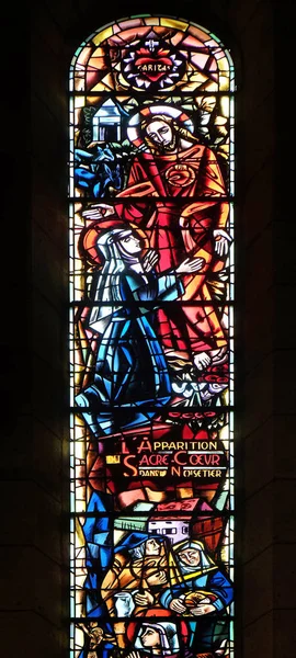 聖マーガレット メリー Alacoque の生涯からの場面 木の実 パリでイエスキ リストの神聖な中心のバシリカのガラスをステンド グラスに聖心の外観 — ストック写真