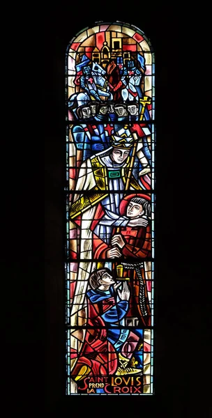 圣路易斯在圣心大教堂教堂的十字架 彩绘玻璃窗口 献给耶稣在巴黎的神圣心脏 — 图库照片