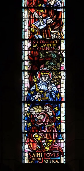 フランスの聖心に専用のサクレ クール聖堂のステンド グラスの窓 セントルイスの生涯からの場面 — ストック写真