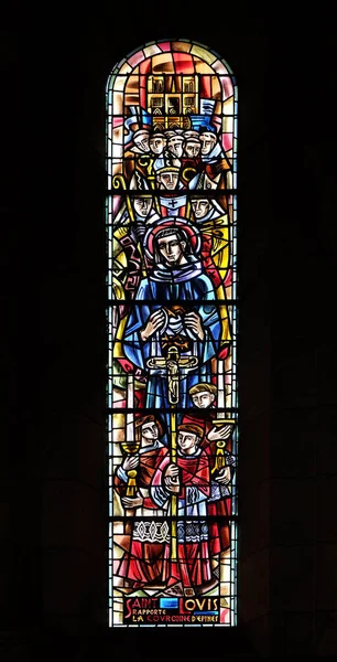圣路易斯与荆棘王冠 彩绘玻璃窗口在圣心大教堂教堂 致力于耶稣在巴黎的神圣心脏 — 图库照片