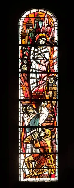 圣圣女贞德之死在石台 在圣心大教堂的彩色玻璃窗户 献给耶稣的圣心 在巴黎 — 图库照片