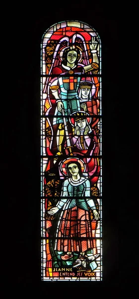 ジャンヌ ダルクは大天使ミカエル セント マーガレットと聖カタリナ パリで聖心聖堂のステンド グラスの窓のビジョンを受け取る — ストック写真
