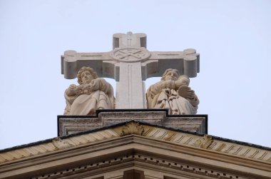 Saint Augustine Kilisesi Paris, Fransa'nın çarmıhta altında iki melek heykelleri 