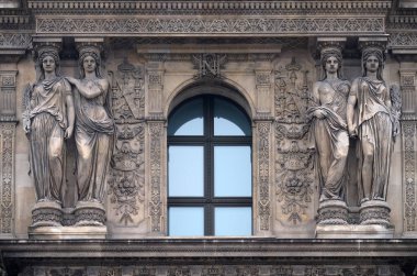 Louvre binasının mimari parçalar. Louvre Müzesi dünya çapında en büyük ve en çok ziyaret edilen müze biridir ve Paris'te büyük dönüm noktası aşağıdakilerden