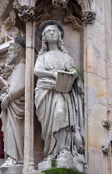 San Juan Apóstol Estatua Portal Iglesia San Merri París Francia — Foto de Stock