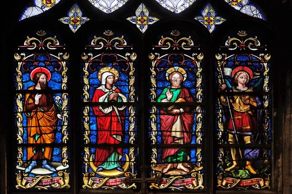 圣约瑟夫 耶稣和大天使迈克尔 彩色玻璃窗口从圣日耳曼 教堂教会在巴黎 — 图库照片