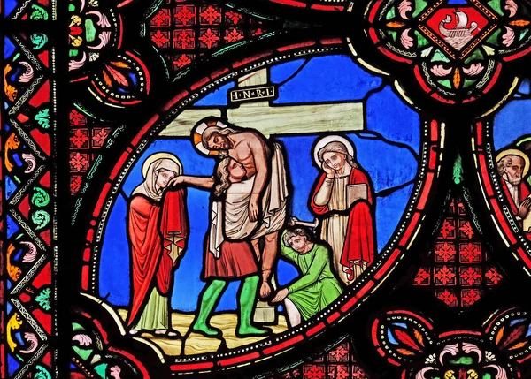 来自法国巴黎圣日耳曼 教堂教堂的十字架 彩色玻璃窗的沉积物 — 图库照片