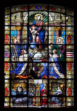 Meryem ve çocuk, Kral Louis IX dikenler, Kral Louis XIII ve eşi Anna Avusturya'nın, tacını tutan Notre Dame des Victoires Basilica bardakta lekeli.