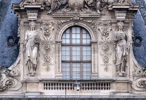 Fragmenty Architektoniczne Budynku Louvre Muzeum Luwrze Jest Jednym Największych Najczęściej — Zdjęcie stockowe