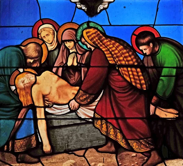 Kreuzweg Jesus Grab Aufgebahrt Und Mit Weihrauch Bedeckt Kirchenfenster Der — Stockfoto