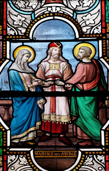 ニコラス シャンゼリゼ教会 フランスでステンド グラスの窓 聖母マリアの結婚式 — ストック写真