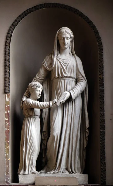 圣母和儿童 雕像在圣尼古拉斯教堂 — 图库照片