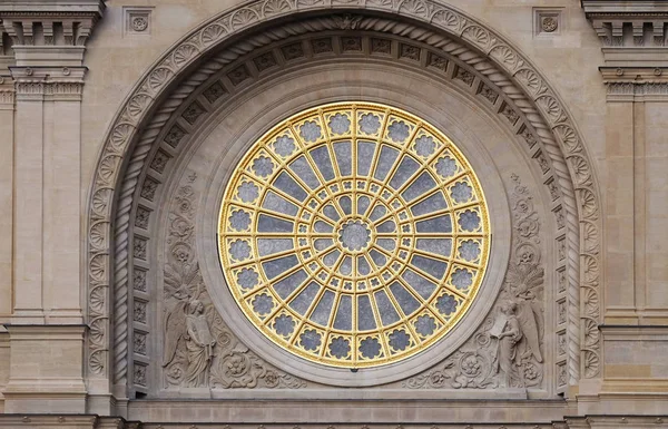 フランスのセント オーガスティン教会のファサードのバラ窓 — ストック写真