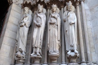 Saint Paul, Kral David, bir Kraliçe ve başka bir kral, Portal St. Anne, Notre Dame Katedrali Notre Dame, Paris, UNESCO Dünya Miras Listesi Paris, Fransa.