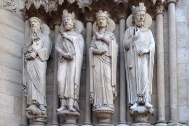 Saint Paul, Kral David, bir Kraliçe ve başka bir kral, Portal St. Anne, Notre Dame Katedrali Notre Dame, Paris, UNESCO Dünya Miras Listesi Paris, Fransa.
