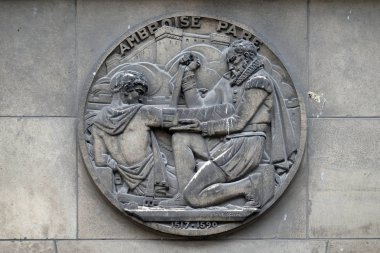 Ambroise Pare, Fransız cerrah, babalar ameliyat ve modern adli tıp patolojisi ve cerrahi teknik ve savaş tıp öncü bir berber. Bina taş kabartma Faculte de tıp Paris, Fransa.