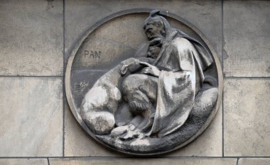 Pan, vahşi, tanrısı hikayesi çobanımız ve sürüsü. Bina taş kabartma Faculte de tıp Paris, Fransa.