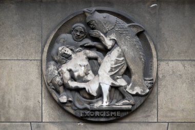 Şeytan çıkarma ayini. Bina taş kabartma Faculte de tıp Paris, Fransa.