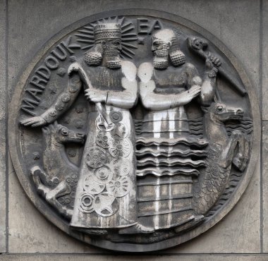 Bina Marduk ve Ea. taş kabartma Faculte de tıp Paris, Fransa.