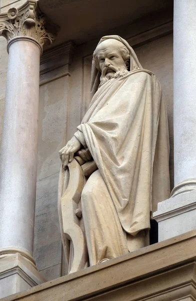 フランスのセント オーガスティン教会のファサードに聖人の像 — ストック写真