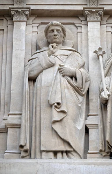 圣多米尼克 在法国巴黎圣奥古斯丁教堂门面上的雕像 — 图库照片